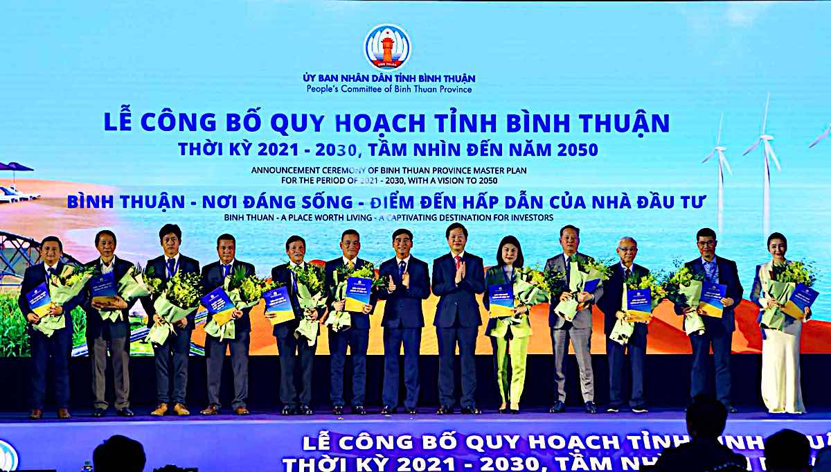 Lãnh đạo tỉnh Bình Thuận trao quyết định chấp thuận chủ trương đầu tư cho các nhà đầu tư tại Lễ công bố Quy hoạch tỉnh Bình Thuận thời kỳ 2021 - 2030, tầm nhìn đến năm 2050 hồi tháng 2.2024. Ảnh: Duy Tuấn