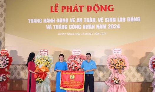 Bà Trần Thị Thanh Hà tặng cờ của Tổng LĐLĐ Việt Nam cho Công đoàn Vicem do có thành tích xuất sắc về  công tác an toàn lao động cho người lao động. Ảnh: Minh Hạnh 