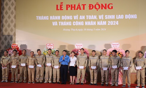Chủ tịch Công đoàn Xây dựng Việt Nam - Nguyễn Thanh Tùng tặng bằng khen cho các tập thể cá nhân có thành tích xuất sắc trong công tác ATVSLĐ. Ảnh: Minh Hạnh 