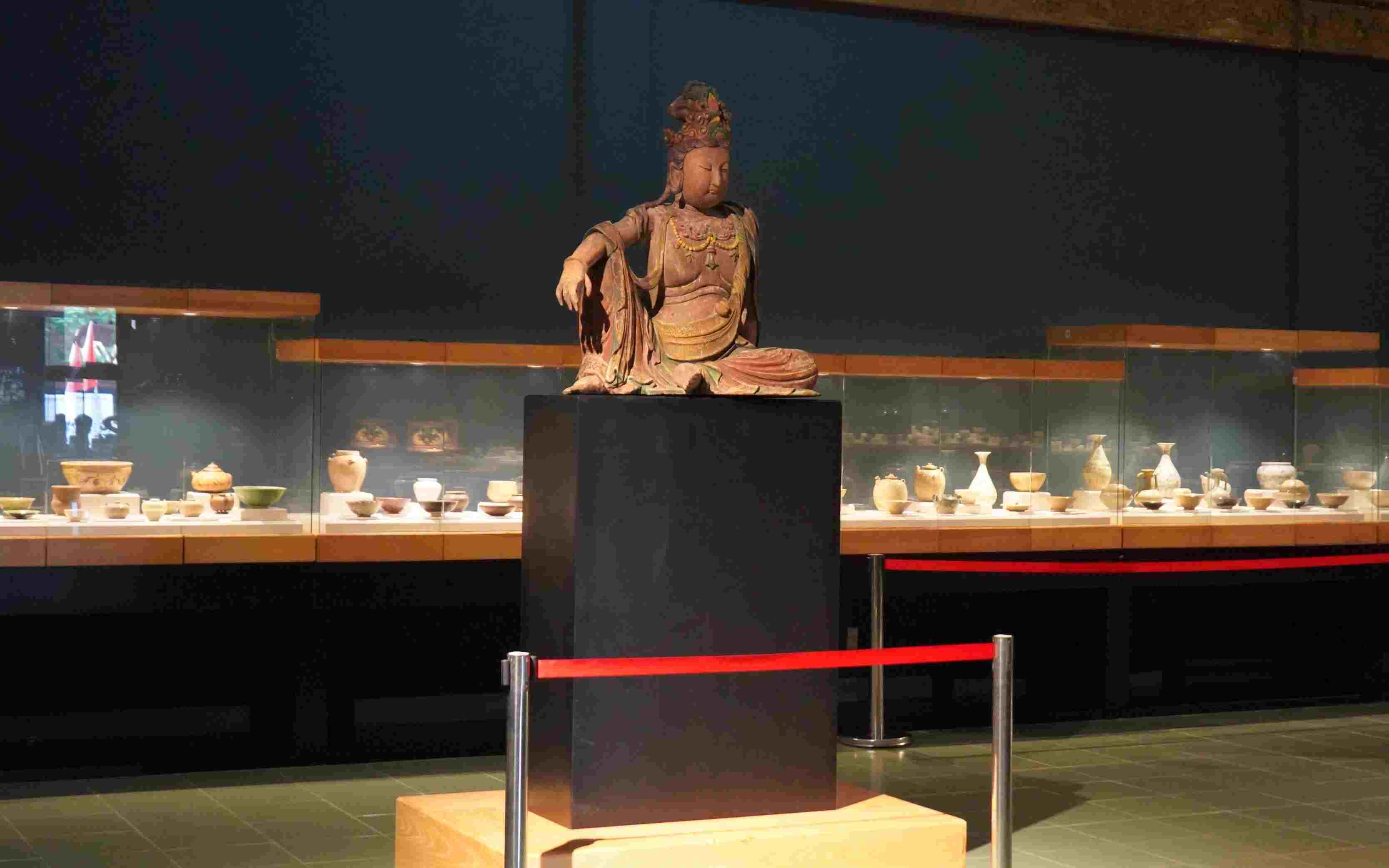 Tượng Phật làm bằng gỗ quý ngọc am được tạo tác chuẩn mực theo tư tưởng và dụng thức Phật giáo Đại thừa. Tượng tô nhiều màu trên lớp thấp vàng mang phong cách nghệ thuật Trung Hoa giai đoạn thế kỉ 17 – 19 có giá trị cao cả nghệ thuật và văn hoá tâm linh.