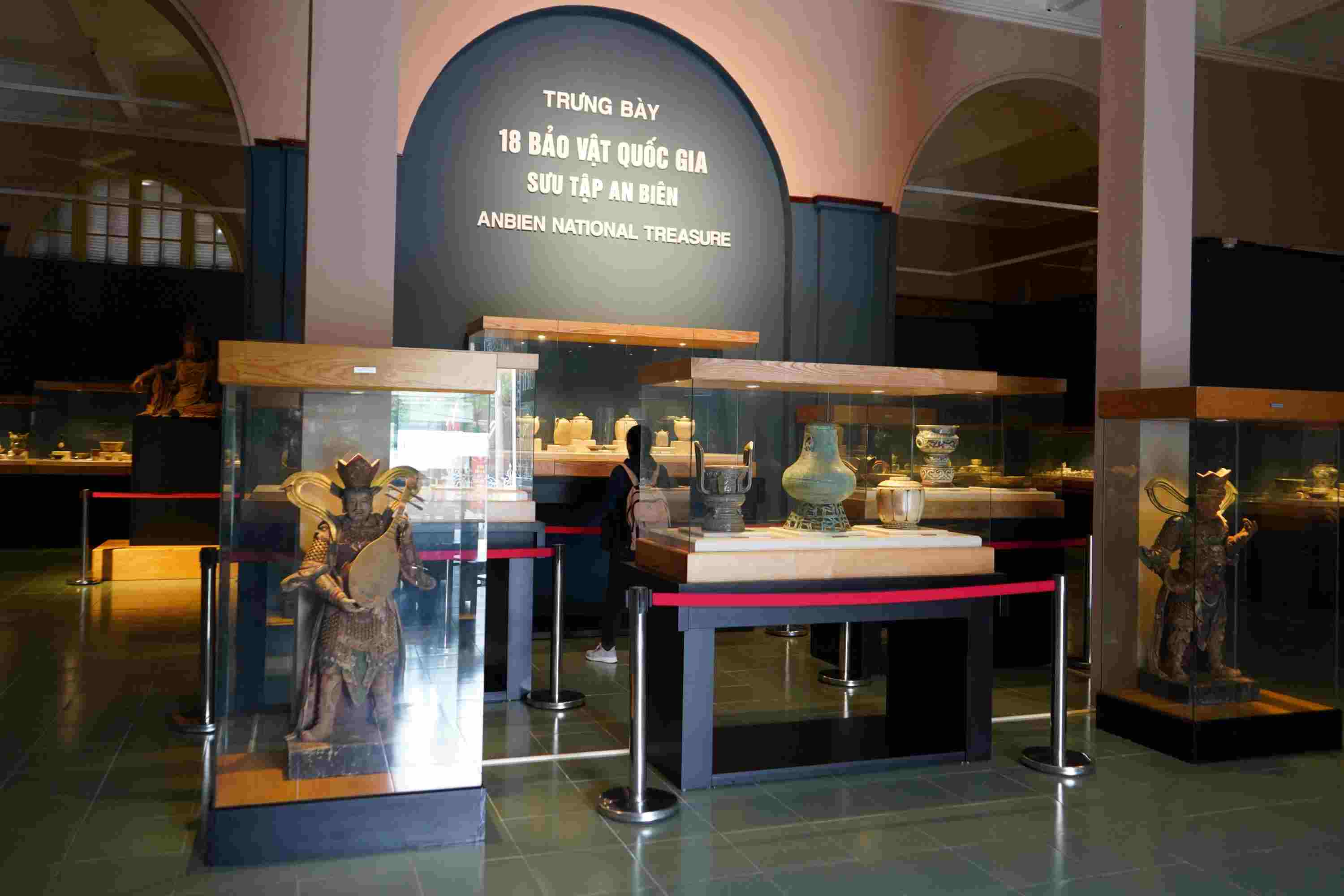18 bảo vật quốc gia nằm trong Bộ sưu tập An Biên của ông Trần Đình Thăng (Tổng Thư ký Hội Cổ vật Hải Phòng) được trưng bày trong 4 tủ kính trang trọng tại gian chính Bảo tàng Hải Phòng.