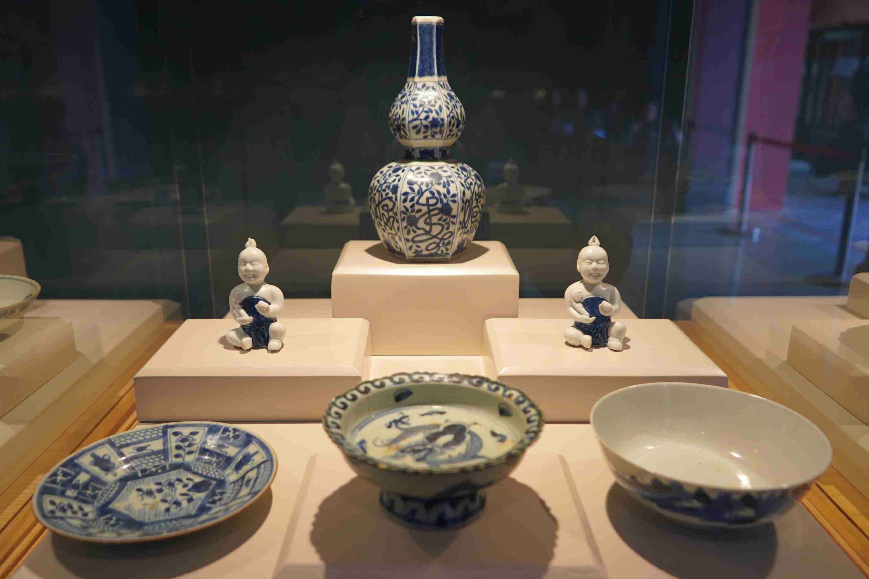 Cùng với 18 bảo vật quốc gia, Bảo tàng Hải Phòng cũng phối hợp Nhà sưu tập An Biên trưng bày hơn 300 cổ vật quý hiếm qua các thời kỳ. 