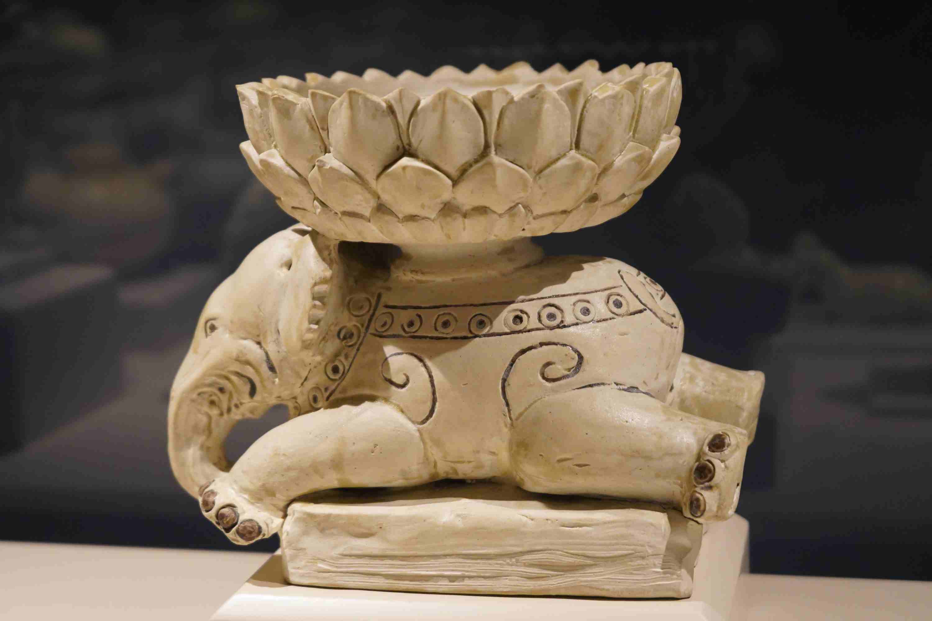 Phải kể đến cổ vật thời Trần, thế kỷ 12-13 là Đài sen gốm hoa nâu. Cổ vật có chiều dài 20 cm, tạc hình đài sen đặt trên tượng voi quỳ. 