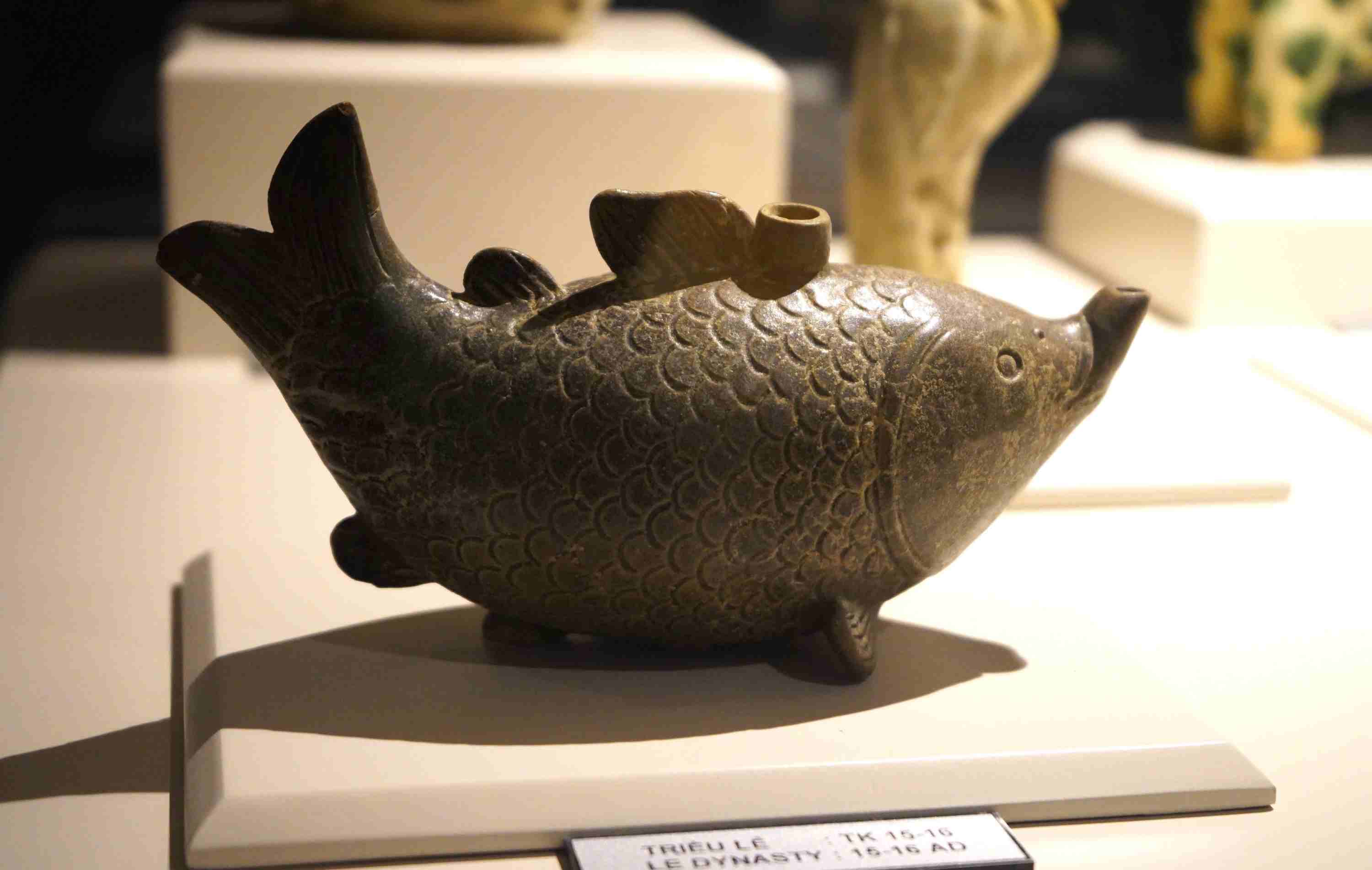Ấm hình cá men nâu làm bằng gồm là cổ vật dưới thời Trần, thế kỷ 12-13. 