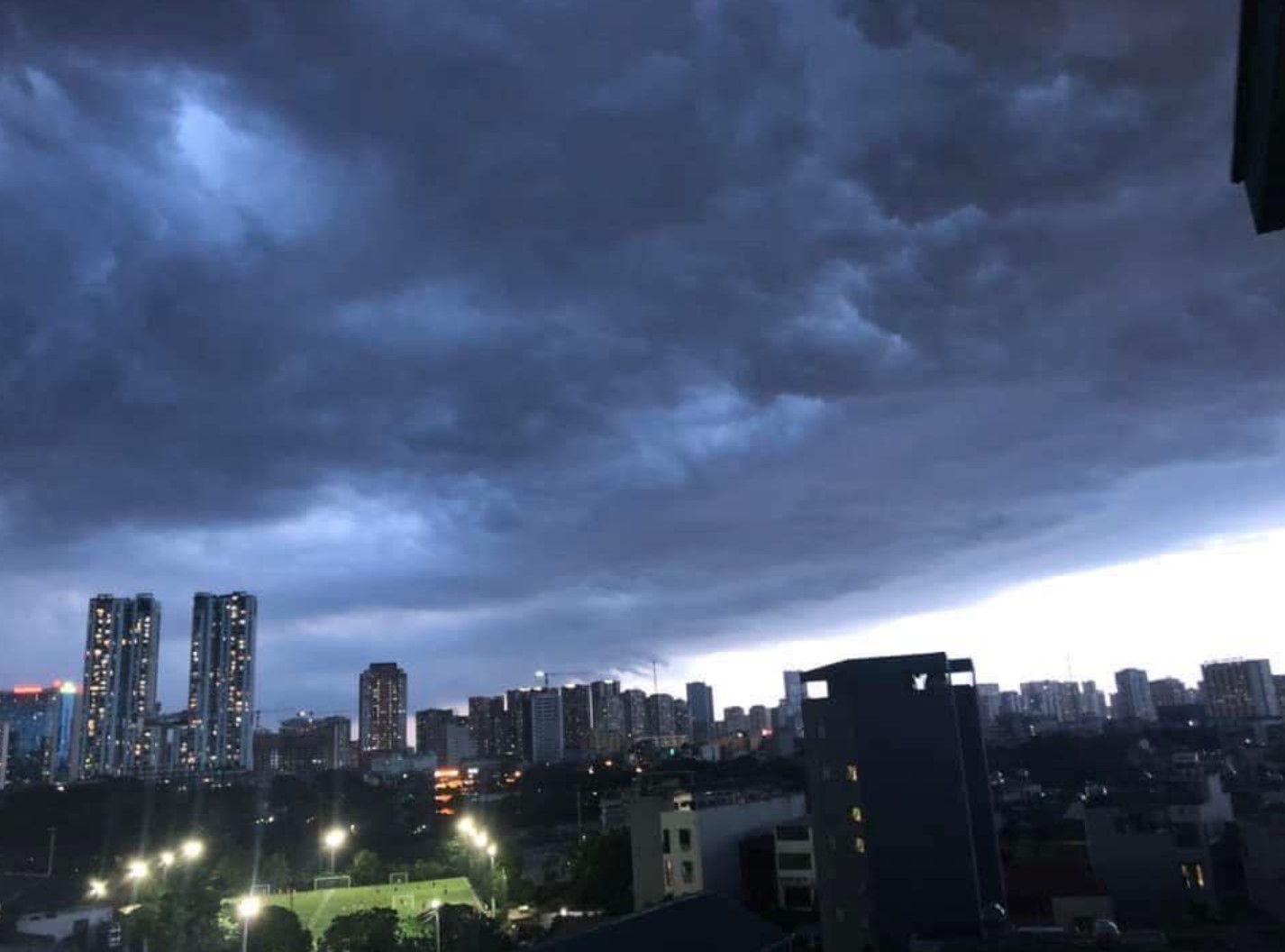 Cha mẹ nên dạy các con cách ứng phó gặp mưa giông để đảm bảo an toàn cho bản thân. Ảnh: Tuấn Đạt