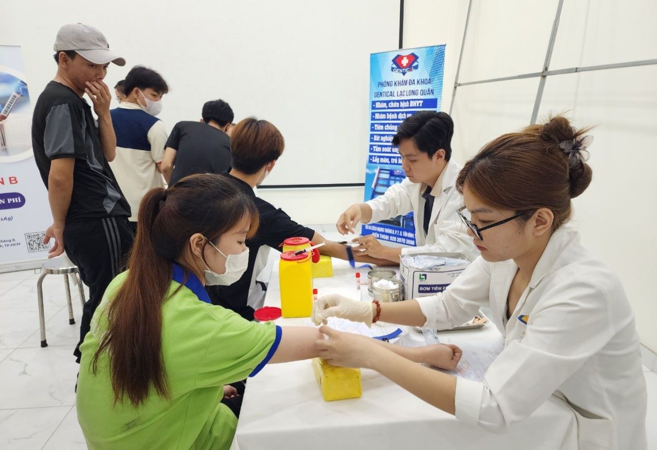 Đoàn viên, người lao động tỉnh Hậu Giang được test tầm soát viên gan B miễn phí. Ảnh: Công đoàn Các KCN tỉnh Hậu Giang
