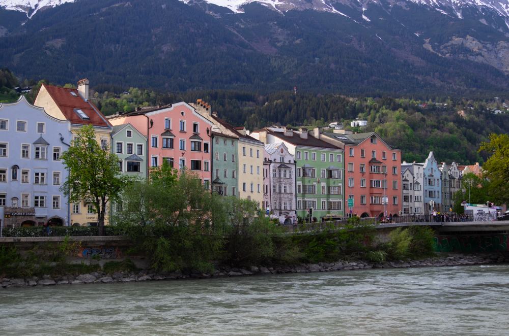 Những ngôi nhà sắc màu tại Innsbruck. Ảnh: Minh Thiện.