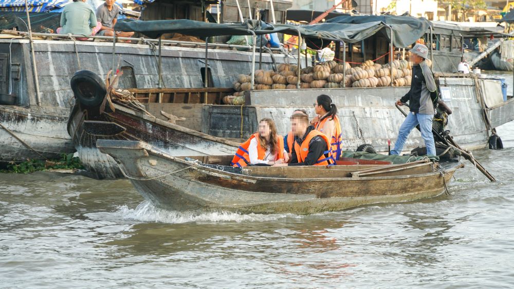 Trong khi du khách mặc áo phao nhưng bản thân người lái phương tiện lại không mặc. Ảnh: Yến Phương