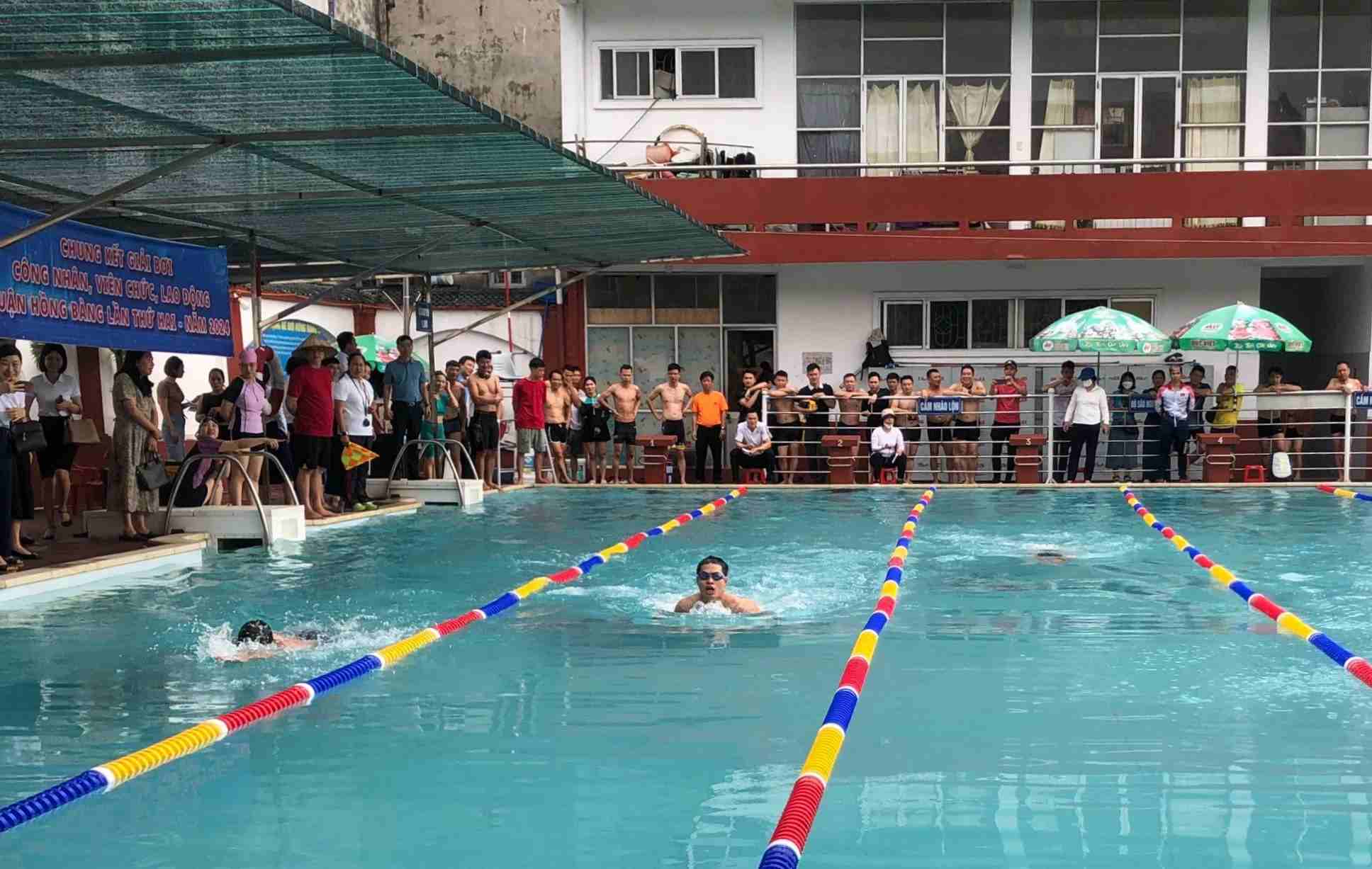 Giải bơi CNVCLĐ quận Hồng Bàng có sự tham gia của 41 vận động viên. Ảnh: Thu Hà
