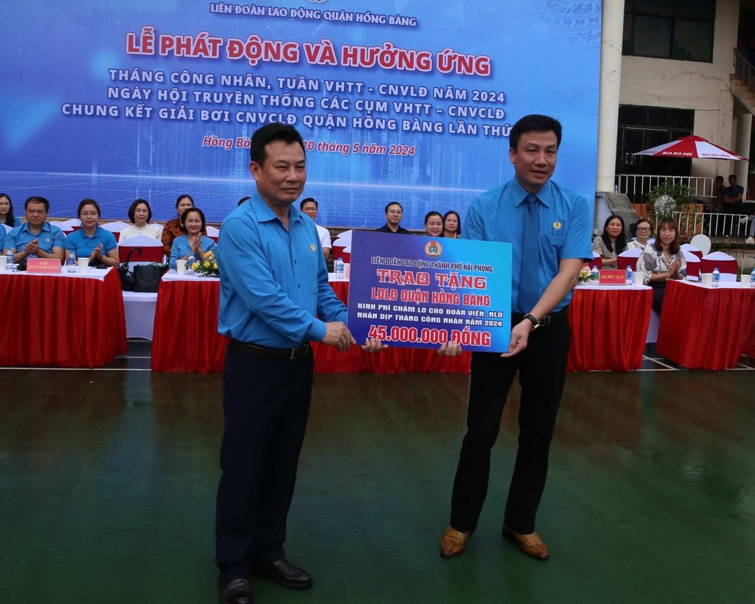 Đại diện lãnh đạo LĐLĐ TP.Hải Phòng trao kinh phí chăm lo CNVCLĐ quận Hồng Bàng trong Tháng Công nhân. Ảnh: Thu Hà