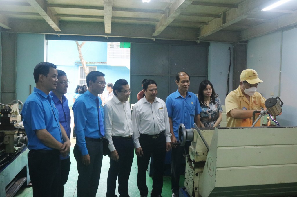 Lãnh đạo Công đoàn các cấp động viên các thí sinh tại Hội thi thợ giỏi ngành Công Thương Hà Nội năm 2024. Ảnh: CĐN