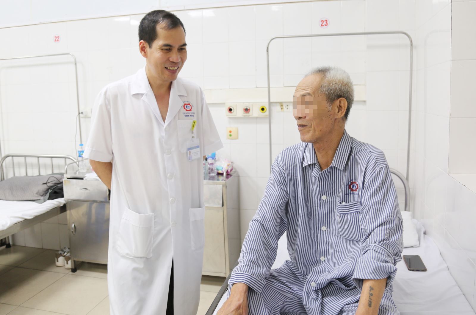 Bác sĩ thăm khám cho người bệnh sau ca phẫu thuật. Ảnh: BVCC