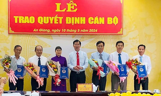 Các cán bộ ở An Giang nhận quyết định bổ nhiệm. Ảnh: angiang.gov.vn

