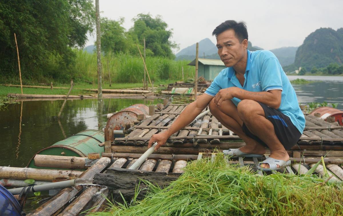 Sau khi xảy ra hiện tượng cá chết, nhiều hộ dân đã phải ngày đêm thực hiện các biện pháp như bơm nước từ nơi khác về, tạo ô xy nhằm cứu cá. Ảnh: Minh Hoàng