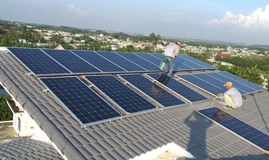 Thường trực Chính phủ đề nghị nghiên cứu kỹ lưỡng và đưa chính sách phải khuyến khích đầu tư cho loại hình sản xuất nguồn điện mặt trời mái nhà. Ảnh: Tường Minh