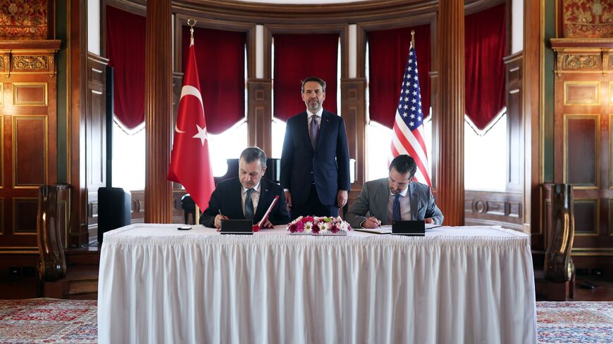 Bộ trưởng Năng lượng Thổ Nhĩ Kỳ Alparslan Bayraktar (trái) và đại diện ExxonMobil ký thỏa thuận LNG tại Washington, D.C, ngày 8.5.2024. Ảnh: Bộ Năng lượng Thổ Nhĩ Kỳ