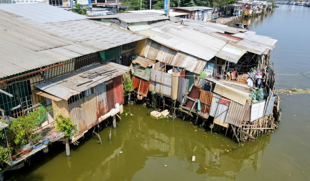 Những căn nhà “ổ chuột” ven kênh Đôi.  Ảnh: Anh Tú