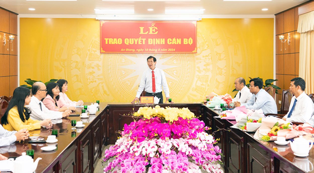 Quang cảnh buổi lễ trao quyết định điều động, bổ nhiệm cán bộ thuộc diện Ban Thường vụ Tỉnh ủy An Giang quản lý. Ảnh: Cổng thông tin điện tử An Giang