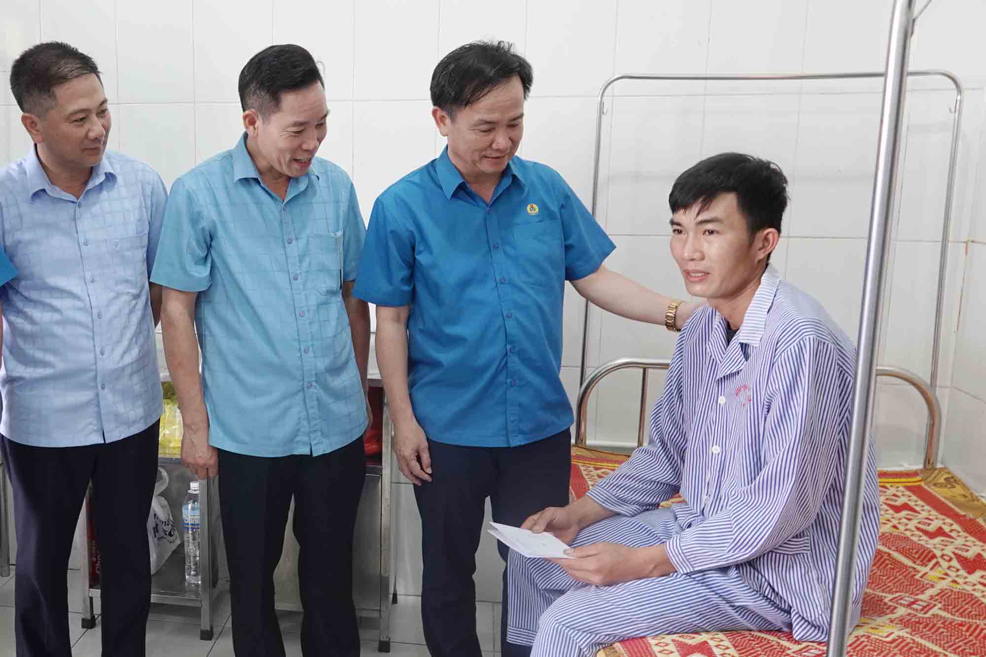 Công nhân Hoàng Đức Thắng hiện đã xuất viện, anh chia sẻ sẵn sàng trở lại công trường làm việc trong thời gian tới. Ảnh: Trần Tuấn