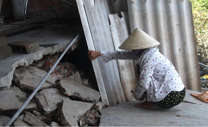 Một căn nhà bọ sạt lở trong đêm. Ảnh: Nhật Hồ