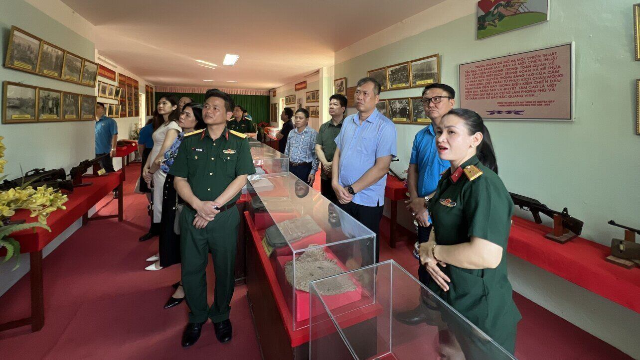 Các lãnh đạo, Đảng viên thăm quan phòng truyền thống của Trung đoàn 36. Ảnh: Minh Nguyễn