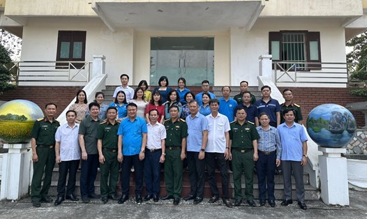 Chi bộ Văn phòng UBKT Tổng LĐLĐ Việt Nam sinh hoạt chuyên đề với Trung đoàn 36. Ảnh: Minh Nguyễn