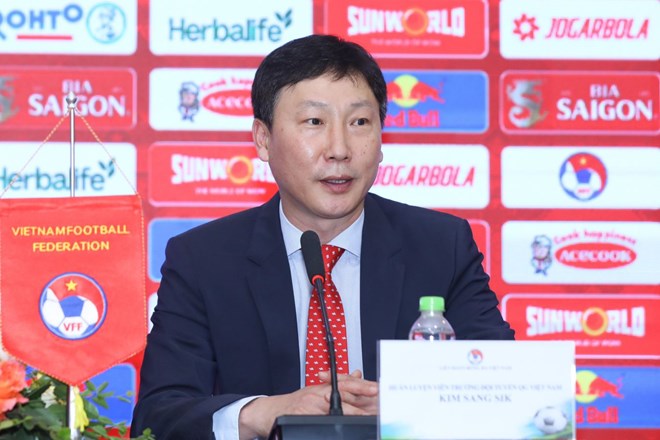 El entrenador Kim Sang-sik en la línea opuesta