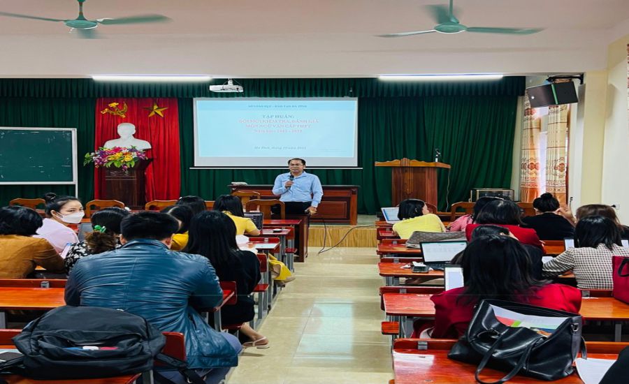 Lớp tập huấn “Đổi mới kiểm tra, đánh giá môn Ngữ văn cấp THPT” cho giáo viên lớp 10 do Sở GDĐT Hà Tĩnh tổ chức. Ảnh: Thanh Nga