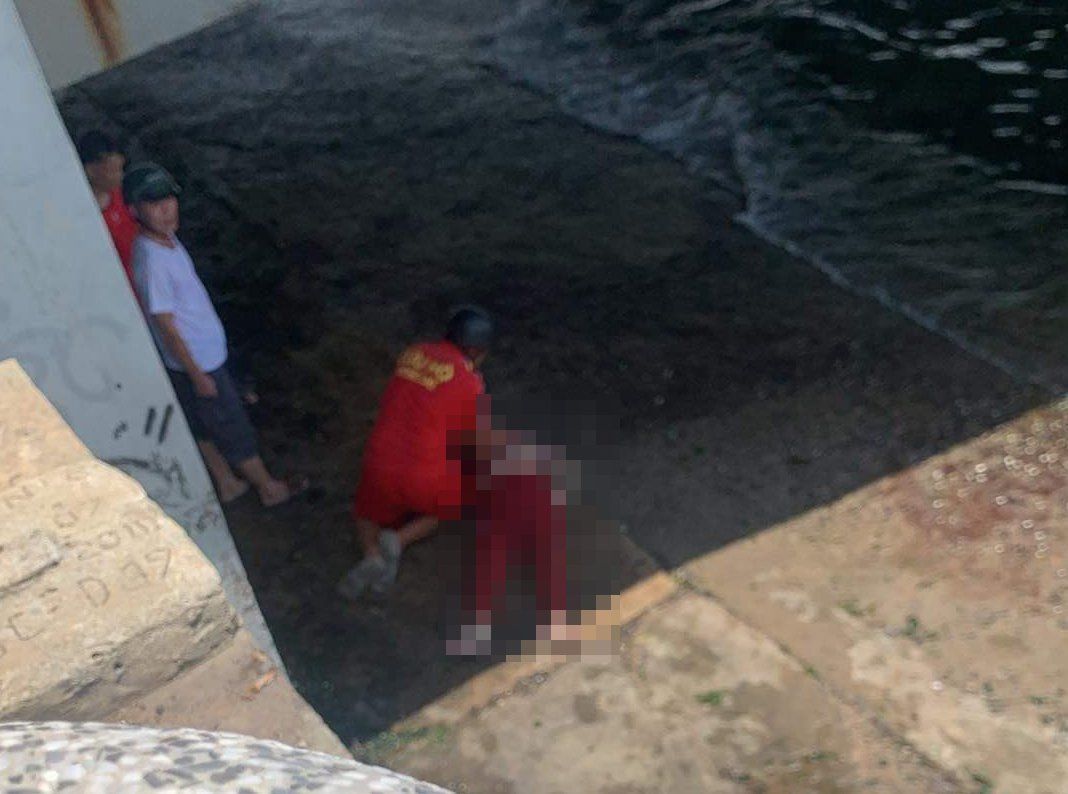 Một phụ nữ được phát hiện đã tử vong ở khu vực cầu Trần Phú, TP Nha Trang chưa xác định được danh tính. Ảnh: H.Anh