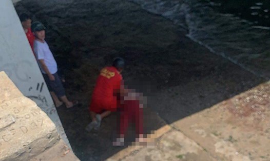 Một phụ nữ được phát hiện đã tử vong ở khu vực cầu Trần Phú, TP Nha Trang chưa xác định được danh tính. Ảnh: H.Anh