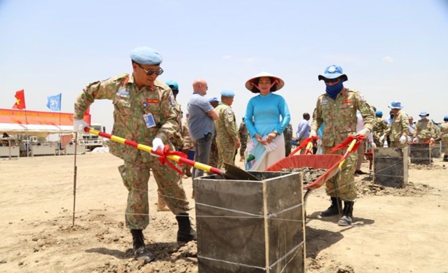 Lễ khởi công xây dựng doanh trại thông minh cho Đội Công binh Việt Nam tại căn cứ Highway thuộc phái bộ UNISFA diễn ra ngày 5.4.2024. Ảnh: Đội Công binh Việt Nam tại Nam Sudan