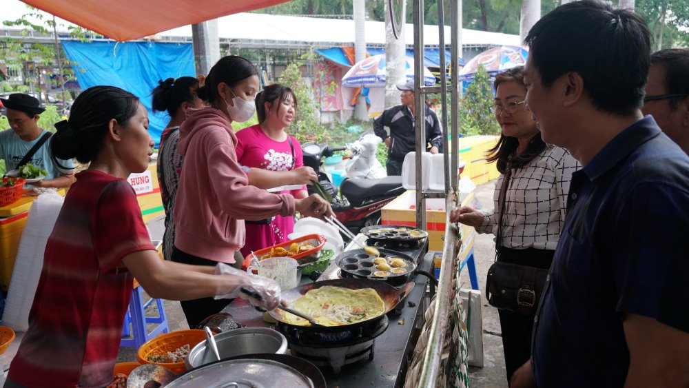 Du khách tham quan tận mắt xem quy trình làm bánh xèo. Ảnh: Phương Anh