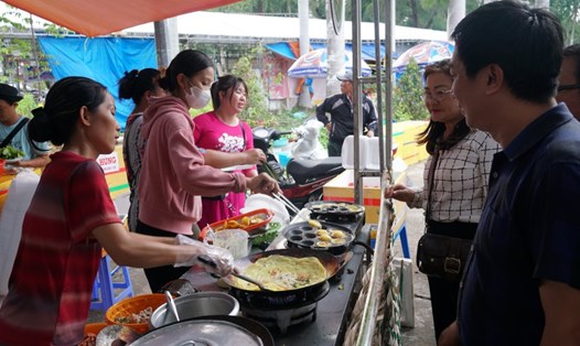 Du khách tham quan tận mắt xem quy trình làm bánh xèo. Ảnh: Phương Anh