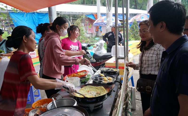 Du khách tham quan tận mắt xem quy trình làm bánh xèo. Ảnh: Phương Anh
