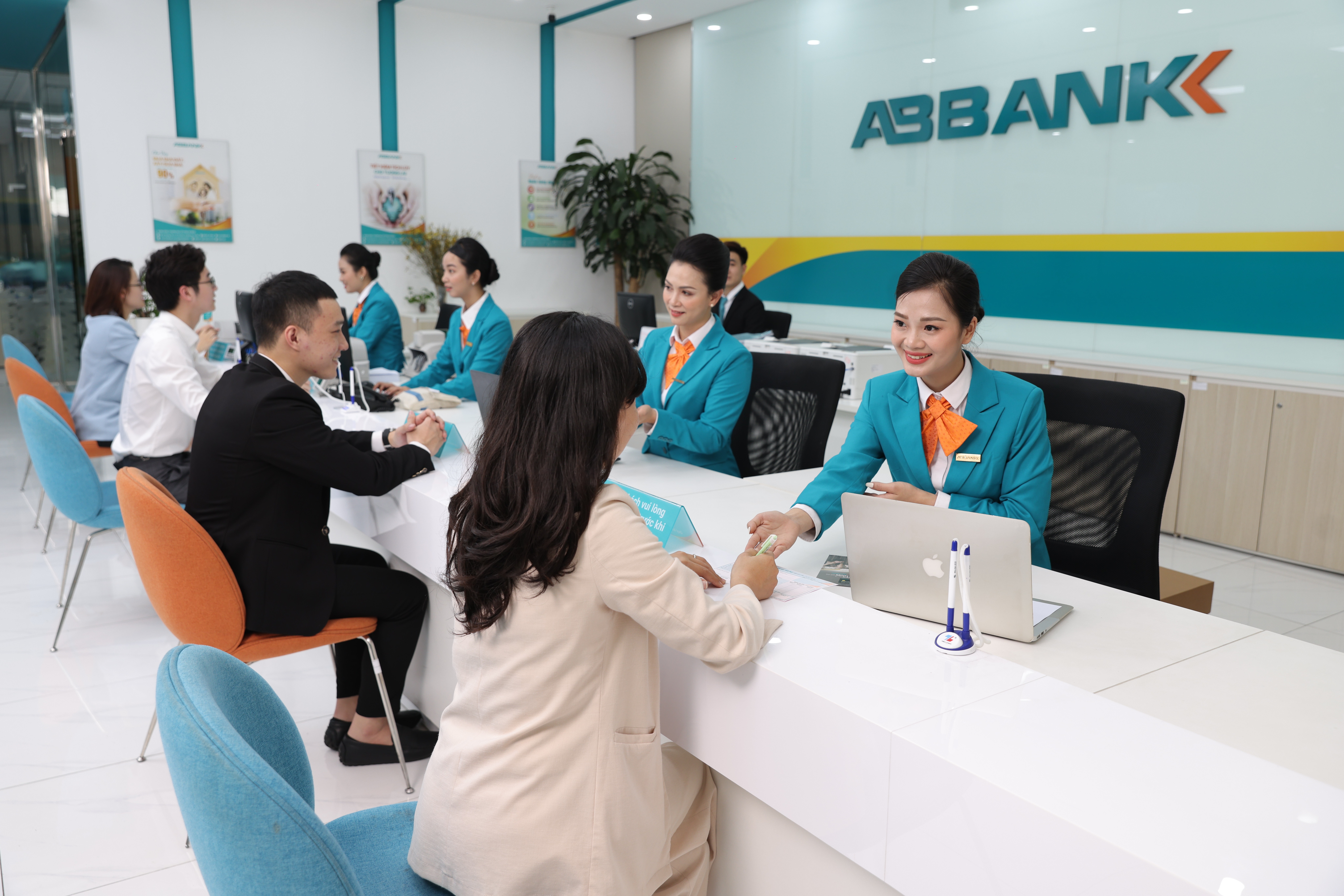 ABBANK luôn chú trọng phát triển các sản phẩm dịch vụ, giải pháp tài chính hiệu quả và linh hoạt, phù hợp với từng nhóm khách hàng.