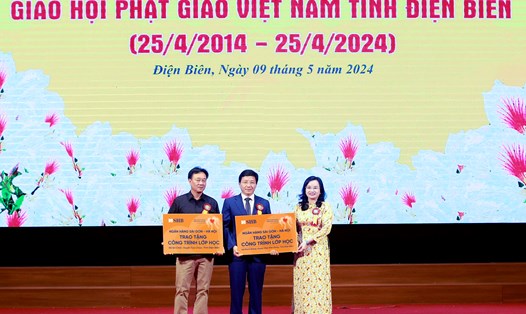 Bà Ngô Thu Hà – Tổng Giám đốc SHB trao tặng 02 công trình lớp học tại các trường phổ thông dân tộc bán trú tiểu học xã Sín Chải và xã Phình Giàng, tỉnh Điện Biên.