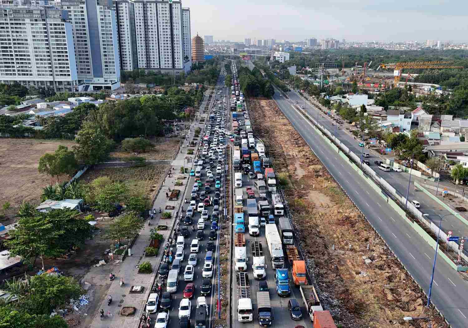 Từ 17h ngày 10.5, hàng nghìn phương tiện tham gia giao thông từ các hướng đổ về nút giao An Phú. Đường Mai Chí Thọ đoạn từ nút giao Đồng Văn Cống kéo dài về nút giao An Phú trở thành “nút thắt cổ chai“, lượng phương tiện bị ùn ứ do rào chắn công trình chiếm một phần mặt đường. 