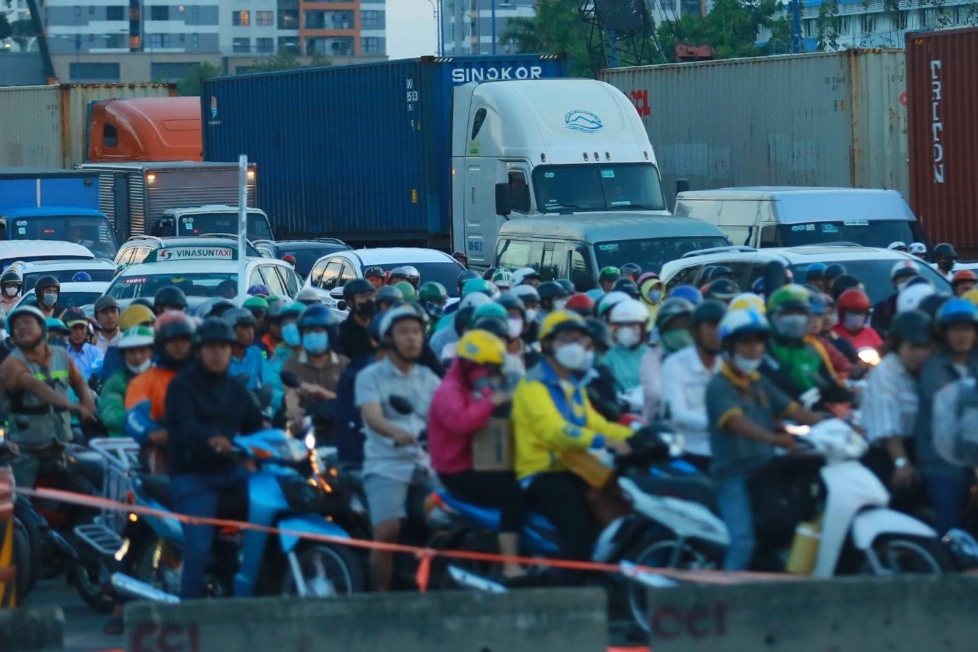 Xe cộ ùn tắc tại nút giao An Phú, TPHCM chiều tối 10.5.  Ảnh: Minh Quân