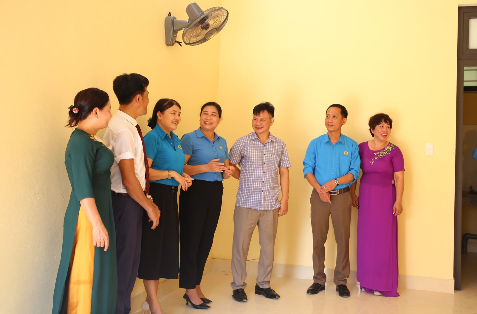 Nhà ở công vụ vừa được bàn giao khá rộng rãi, có trang bị hệ thống quạt, phòng bếp, nhà vệ sinh khép kín. Ảnh: Hưng Thơ.