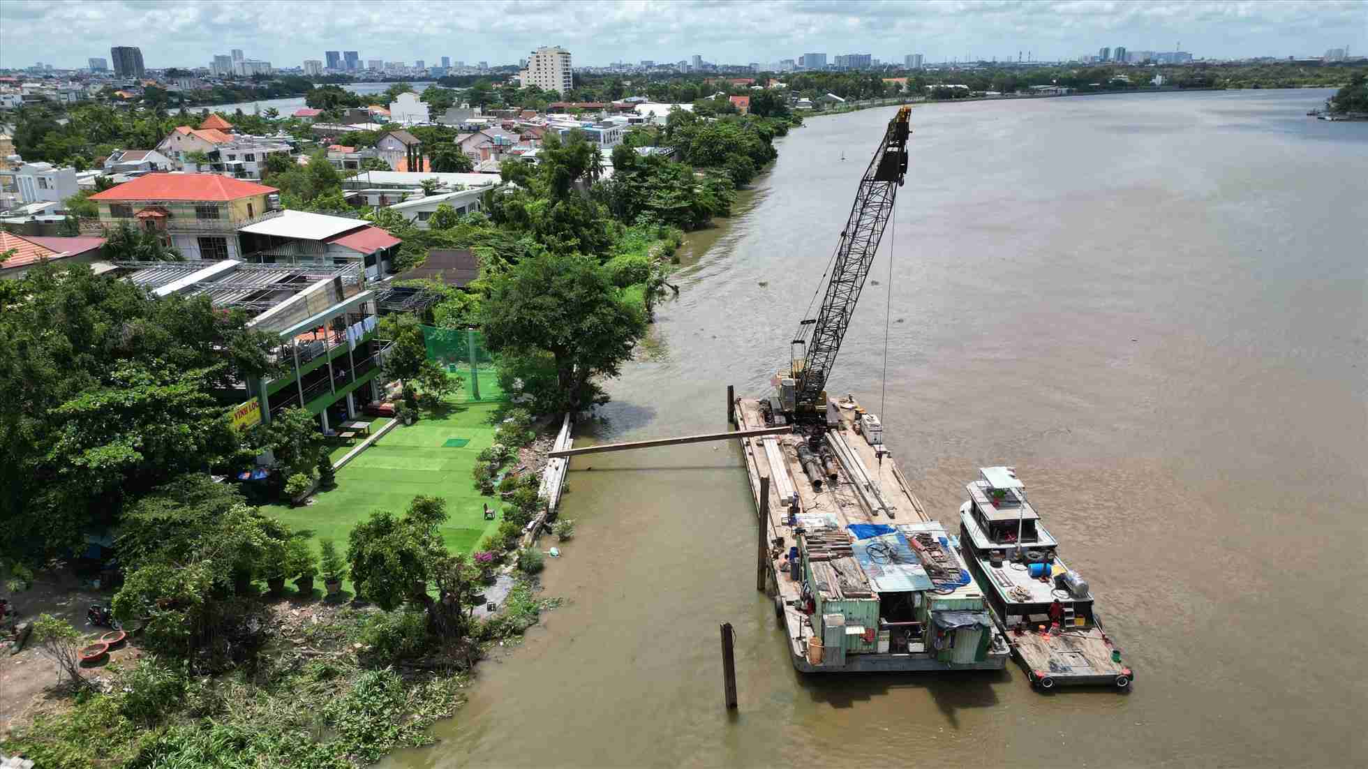 Dự án chống sạt lở bán đảo Thanh Đa (quận Bình Thạnh) nhiều đoạn vẫn dang dở. Ảnh: Anh Tú