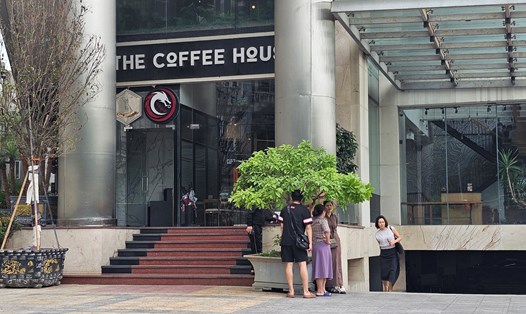 Cửa hàng The Coffee House Thái Hà, nơi xảy ra sự cố vỡ kính cường lực khiến một nữ bác sĩ bị thương nặng. Ảnh: Hữu Chánh