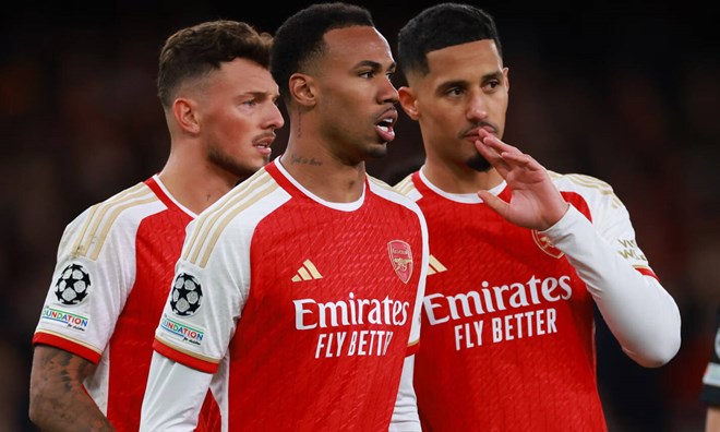Gabriel Magalhaes (chính giữa) đang thể hiện phong độ ấn tượng trong màu áo Arsenal.  Ảnh: AFP