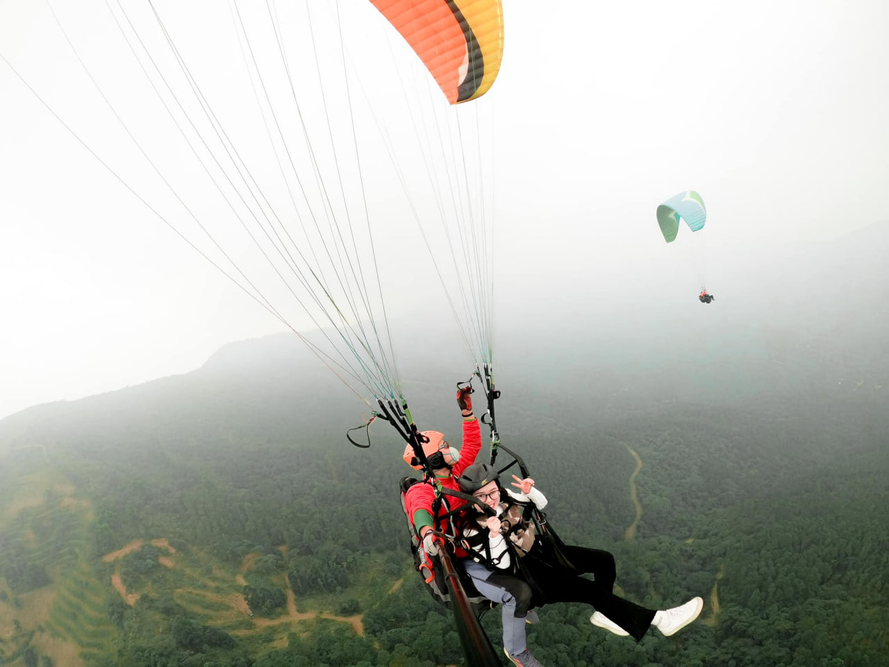 Cảm giác bay giữa không trung khiến du khách vô cùng thích thú. Ảnh: Thùy Dương