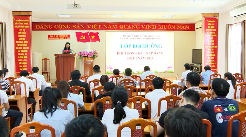 Đây là lớp bồi dưỡng đối tượng kết nạp Đảng đợt 1 năm 2024 do Đảng ủy Khu công nghệ cao và các khu công nghiệp Đà Nẵng tổ chức. Ảnh: Thùy Trang