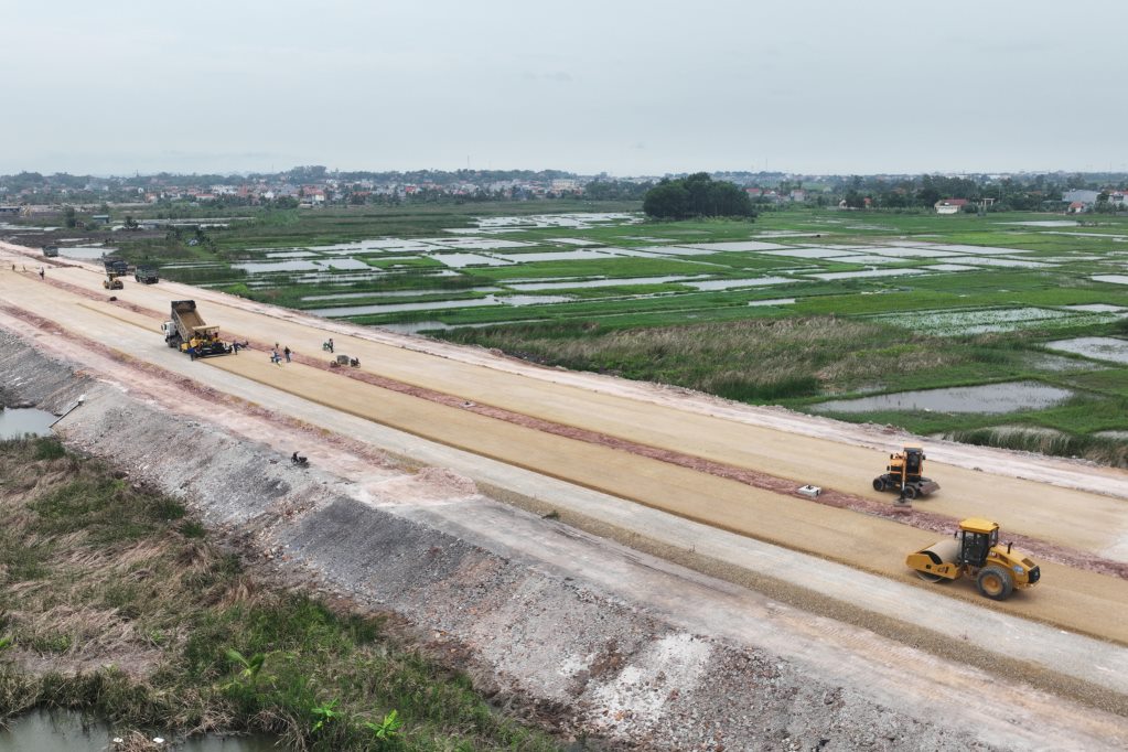 Nhà thầu đang đẩy nhanh tiến độ thi công để hoàn thiện đường dẫn lên cầu Bến Rừng phía thị xã Quảng Yên trong tháng 6.2024. Ảnh: Đỗ Phương