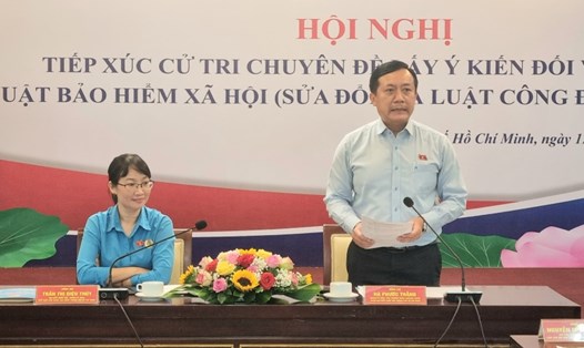 Ông Hà Phước Thắng - Phó trưởng đoàn chuyên trách Đoàn Đại biểu Quốc hội TPHCM (người đứng) - phát biểu tiếp thu ý kiến cử tri. Ảnh: Nam Dương