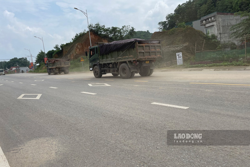 Dàn xe tải trọng lớn chở đất thi công dự án chỉnh trang đô thị tại phường Yên Ninh, Yên Bái. Ảnh: Đinh Đại 