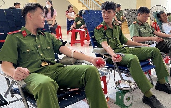 Nhiều chiến sỹ trẻ đăng ký tham gia hiến máu tình nguyện. Ảnh: Phan Tuấn