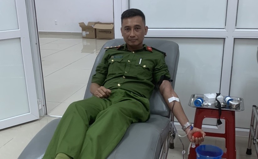 Đại úy Trịnh Văn Hùng là một trong nhiều gương mặt tiêu biểu trong phong trào hiến máu tình nguyện tại địa phương. Ảnh: Phan Tuấn