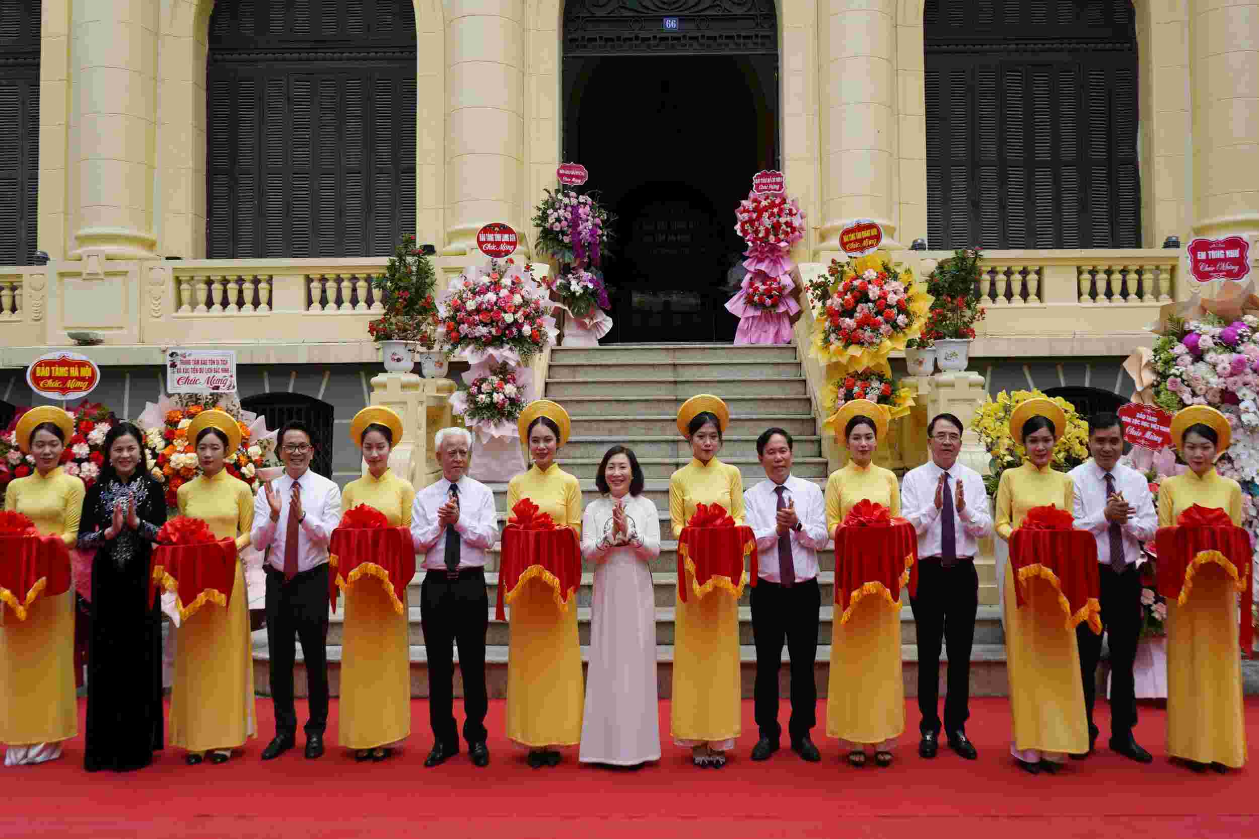 Các đại biểu cắt băng khai mạc trưng bày. Ảnh: Mai Dung